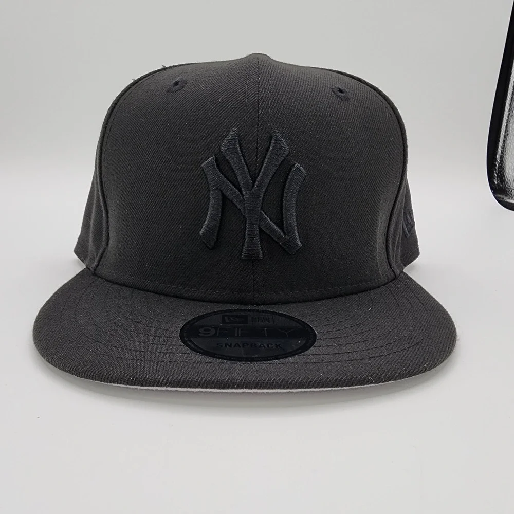 New‎ York Yankees Black on Black Hat New Era 9FIFTY Adjustable Snapback Cap NEW